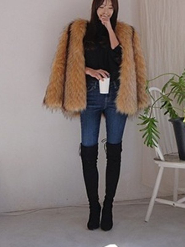 Fashionable women&#39;s faux fur coat